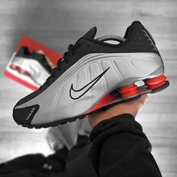 Nik_e Shox R4 Black Metallic Silver Secondary image