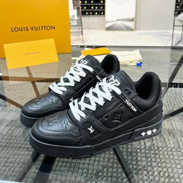 Loui_s vuitton trainer black embossed monogram With Accessories Main image