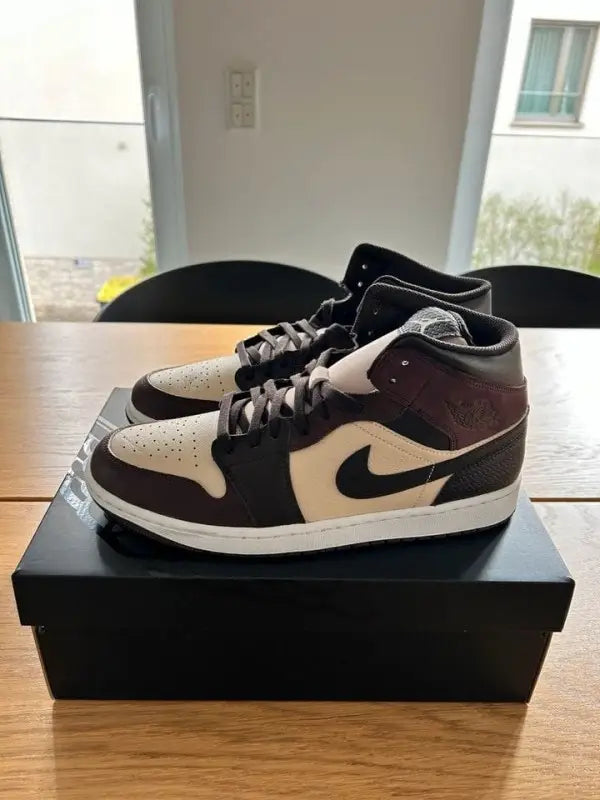 Nik_e Air Jordan 1 Mid SE Paris YMCA Main image