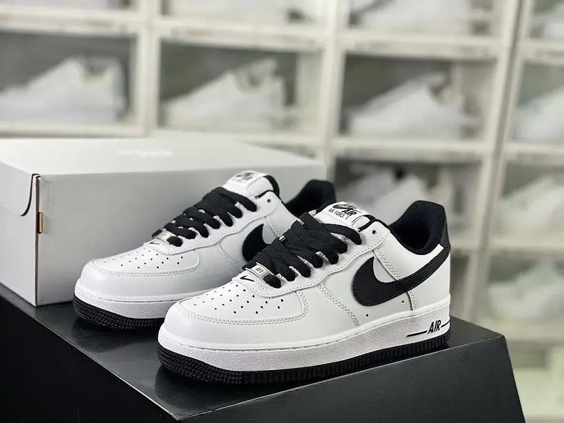 Nike Airforce 1 06 Grade School White Black Secondary image