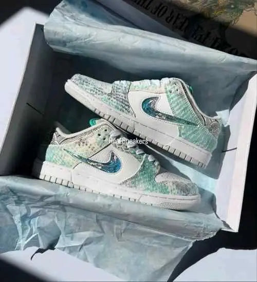 Nike Sb Dunk Year Of The Dragon Steam Puppet WITH ORIGINAL BOX Main image