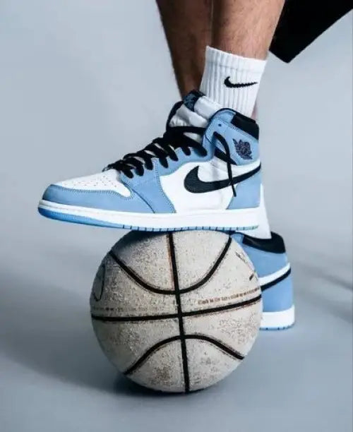 Nike Air Jordan Retro 1 UNIVERSITY BLUE LEATHER SHINE (SEMI UA) Secondary image