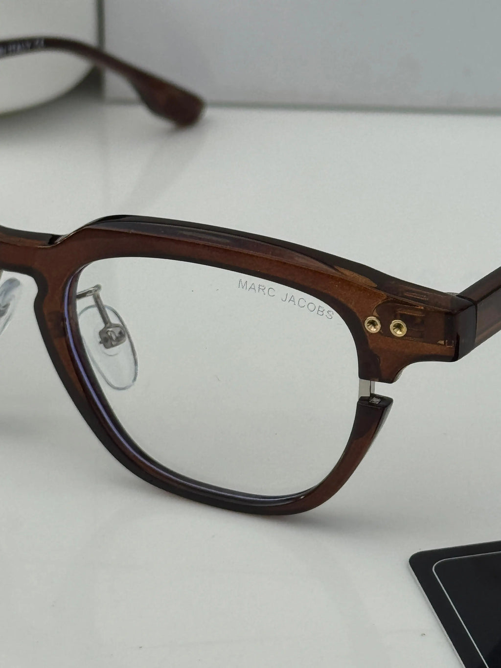 Marc_jacobs_1131_brown_plano