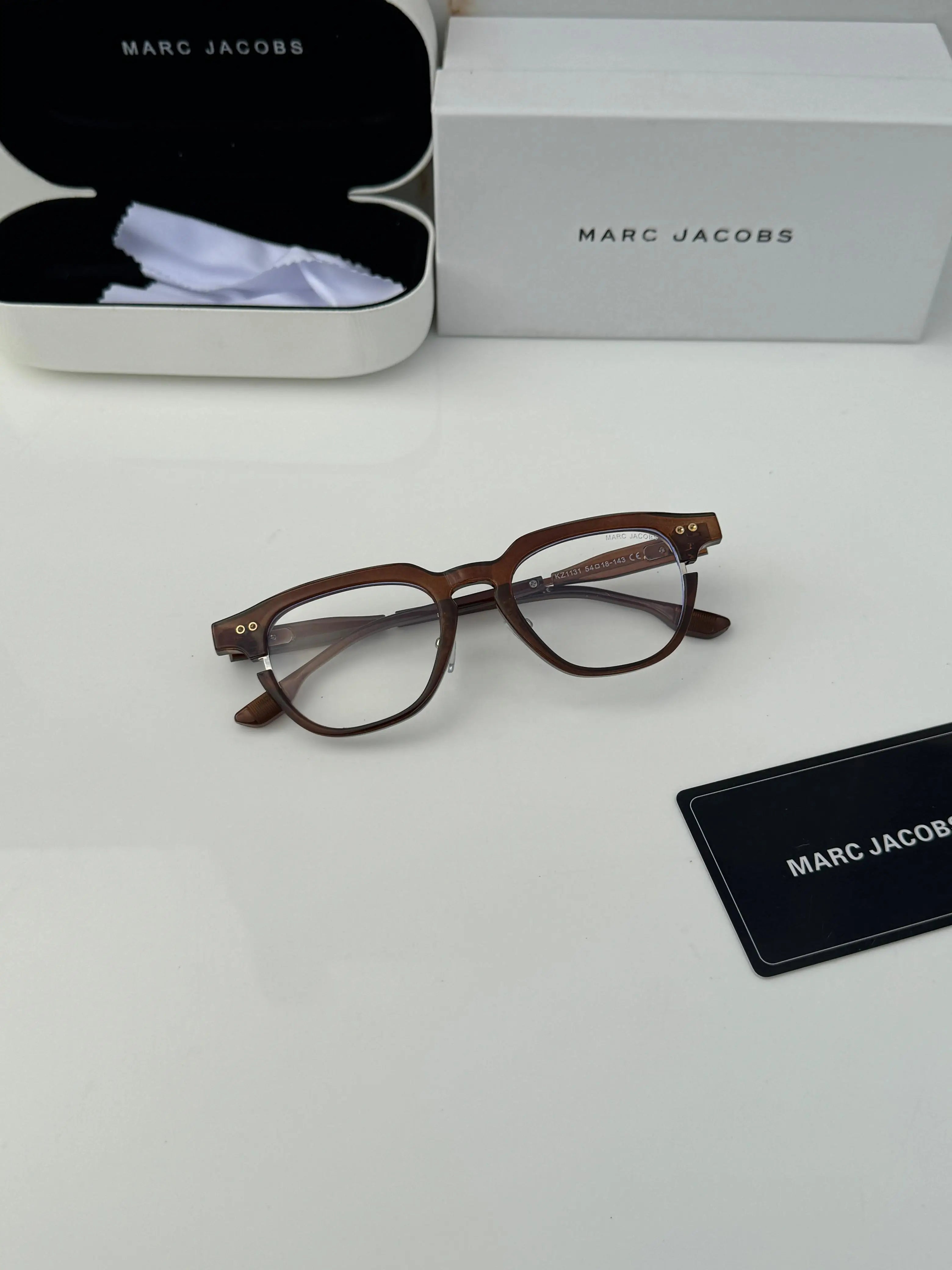 Marc_jacobs_1131_brown_plano