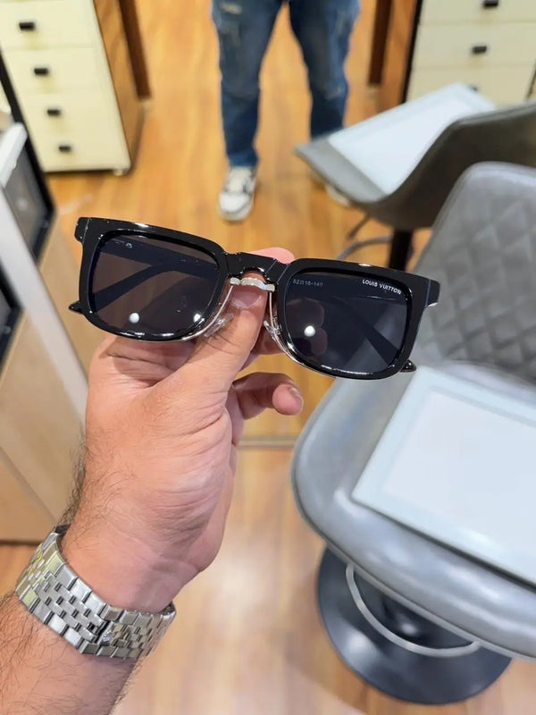 Louis_vuitton_1008_black_gold