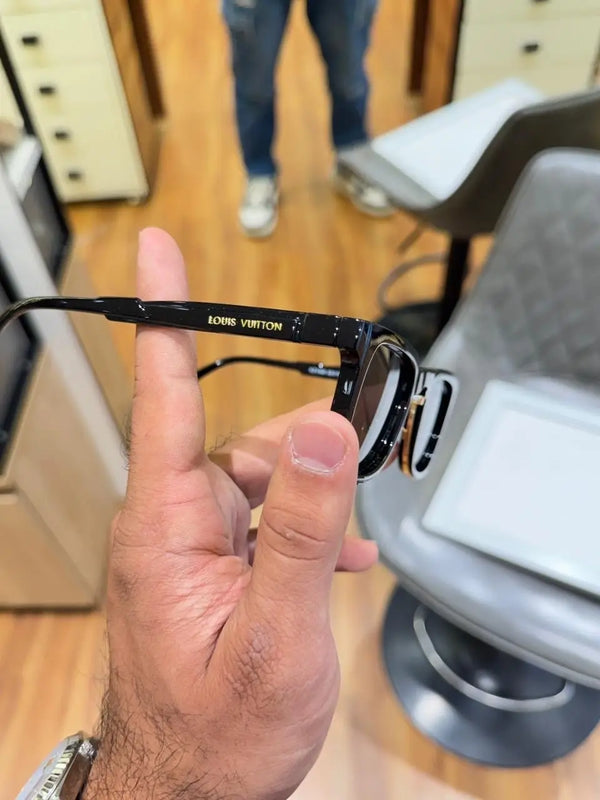 Louis_vuitton_1008_black_gold