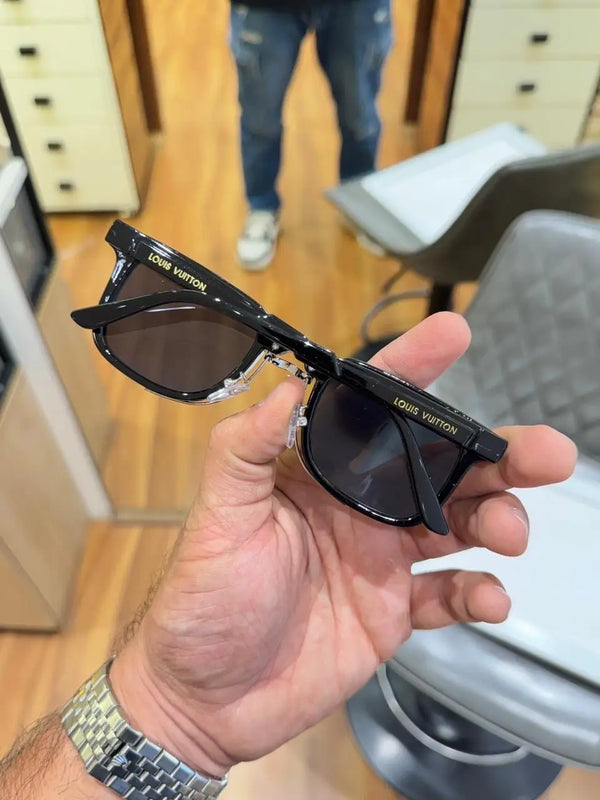 Louis_vuitton_1008_black_gold