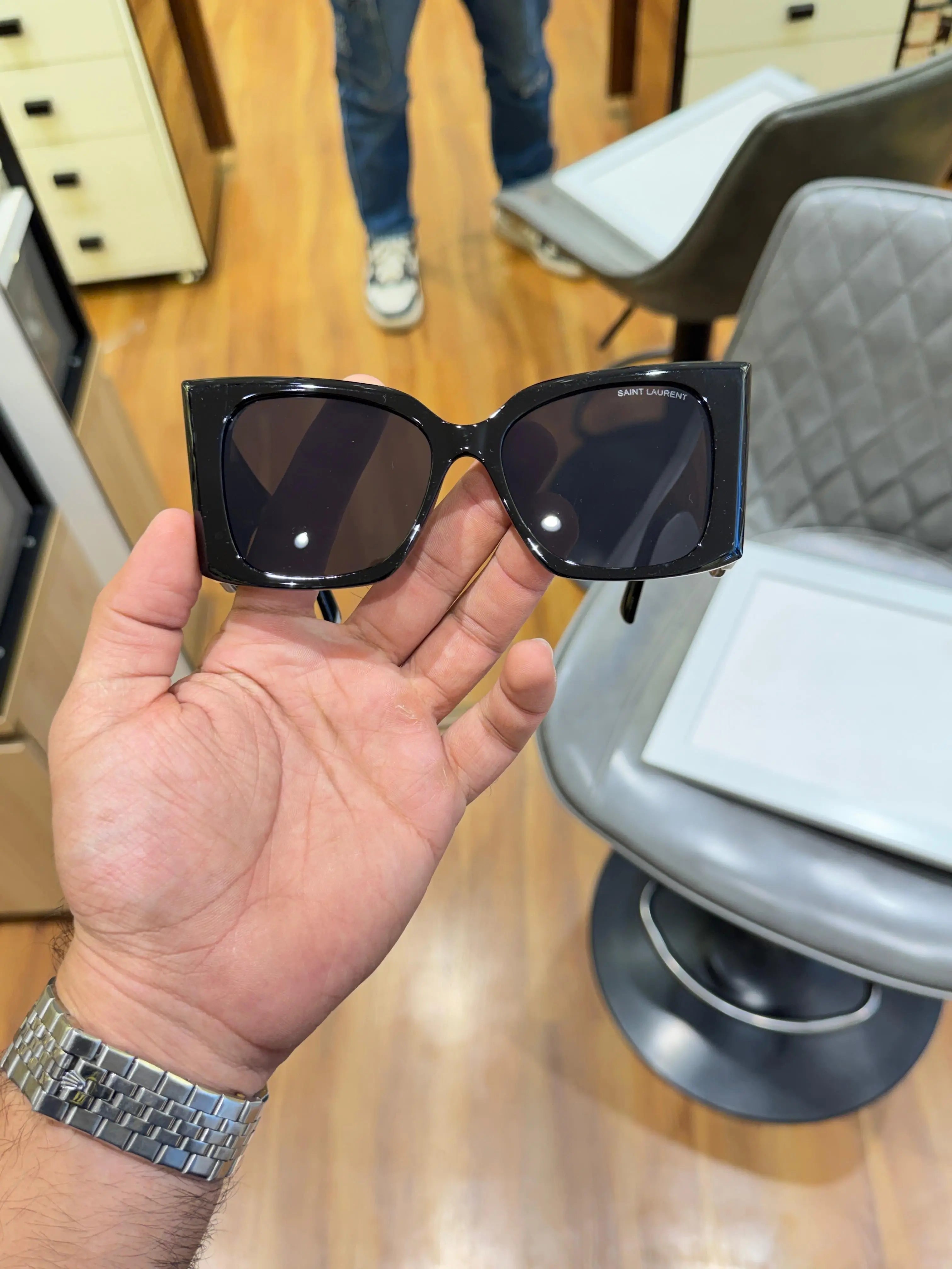 yes_saint_laurent_black Main image