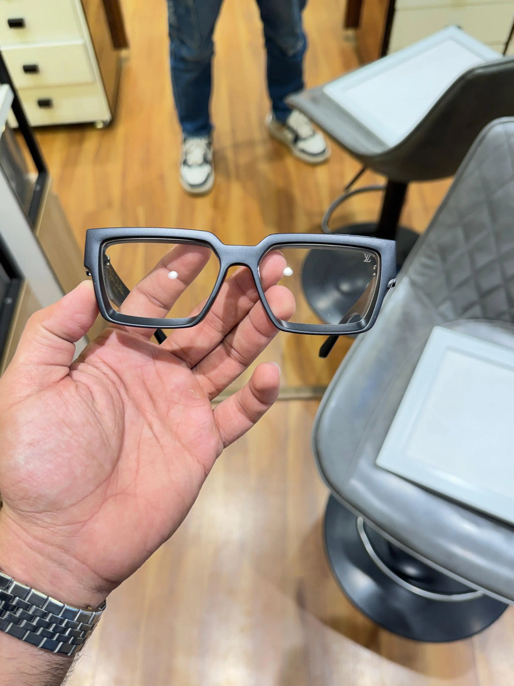 Louis_vuitton_325_black_plano