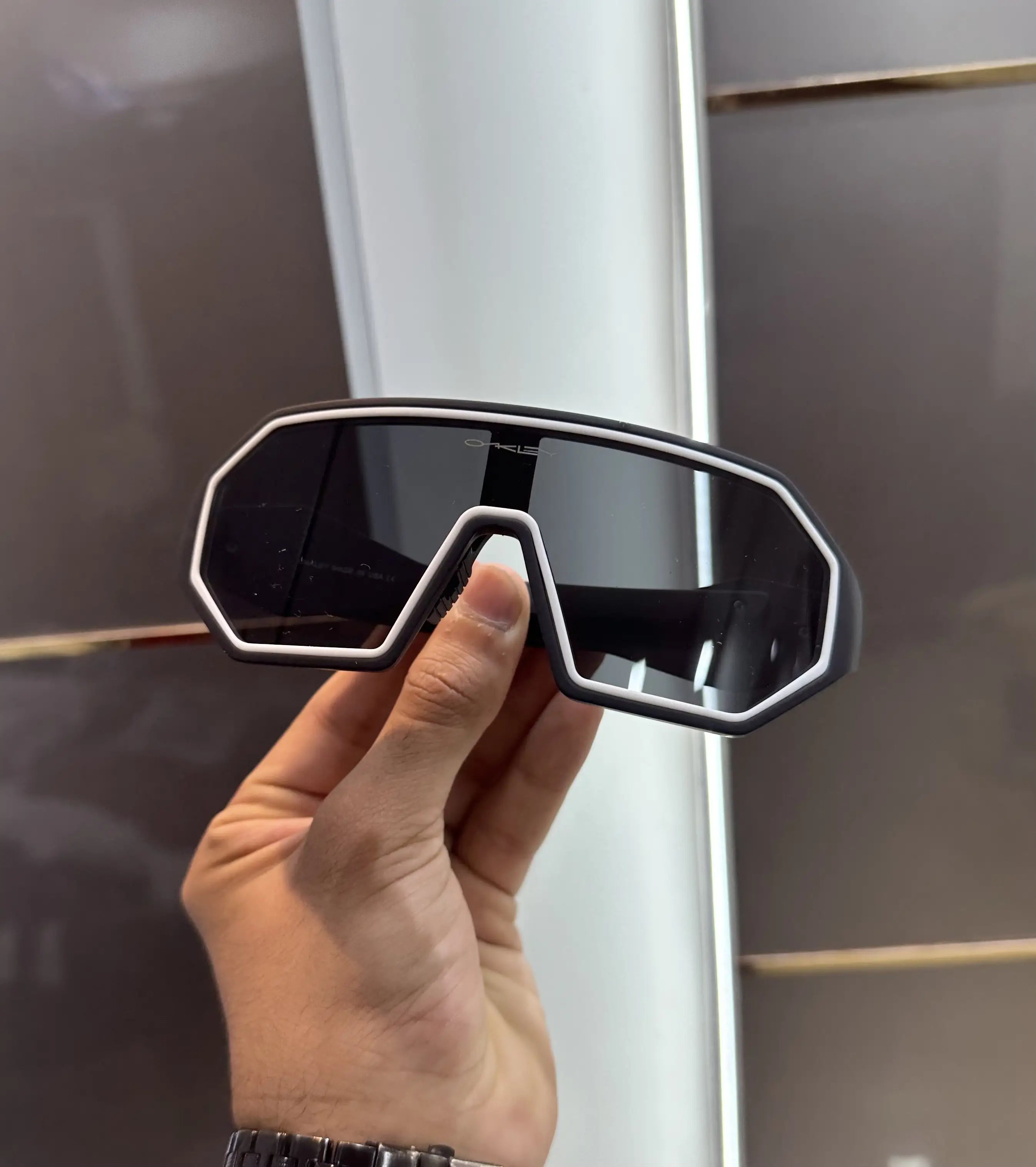 Oakle y All Black Premium Shades 606 Secondary image