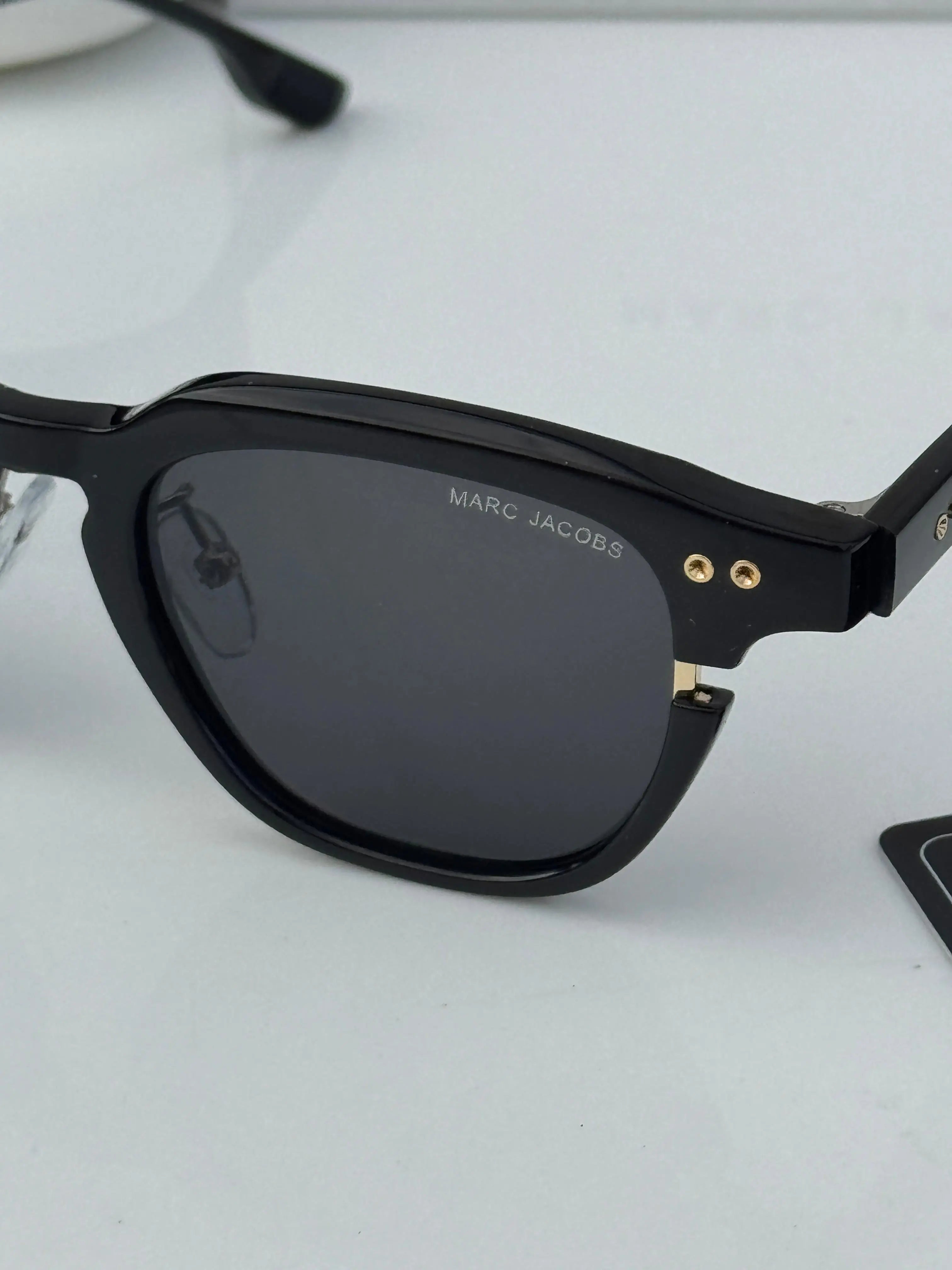 Marc_jacobs_1131_black_gold Secondary image