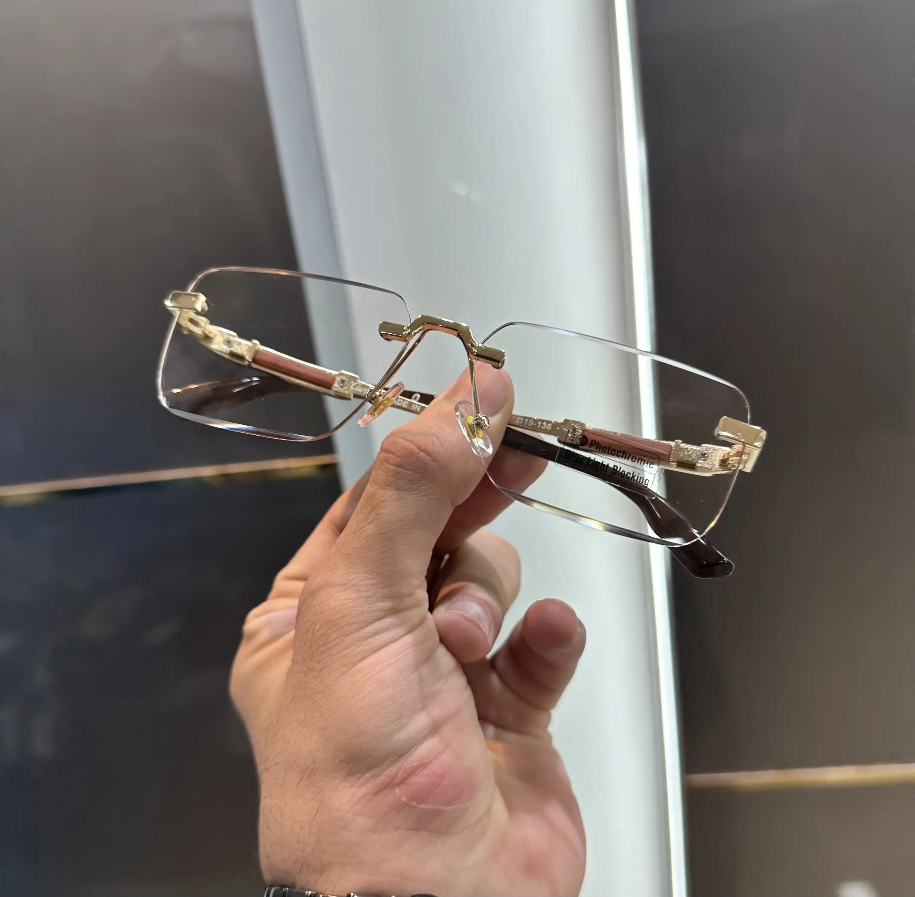 Cartie r Gold Photochromic Premium Glasses 017 Secondary image