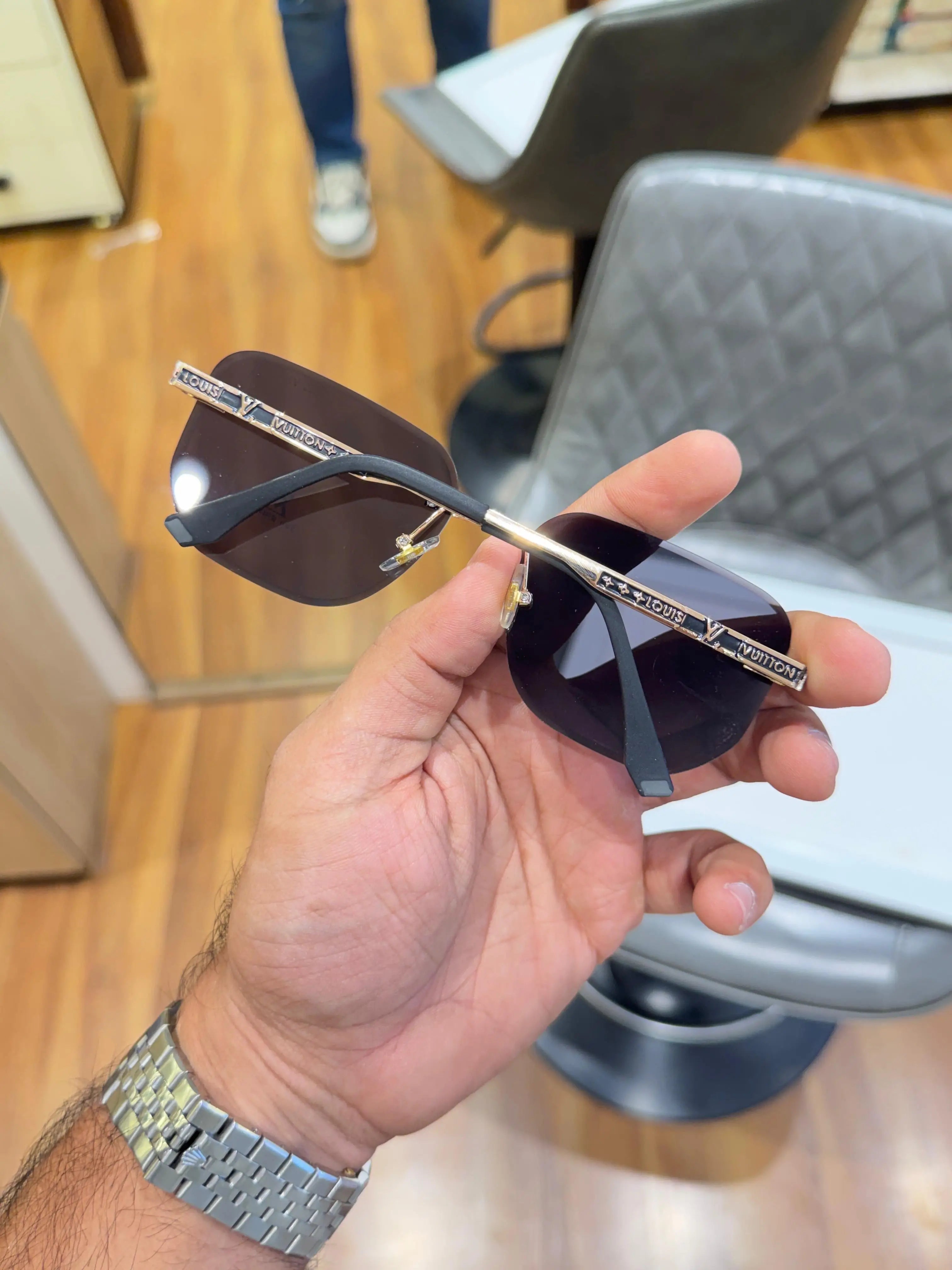 Louis_vuitton_22077_gold_black