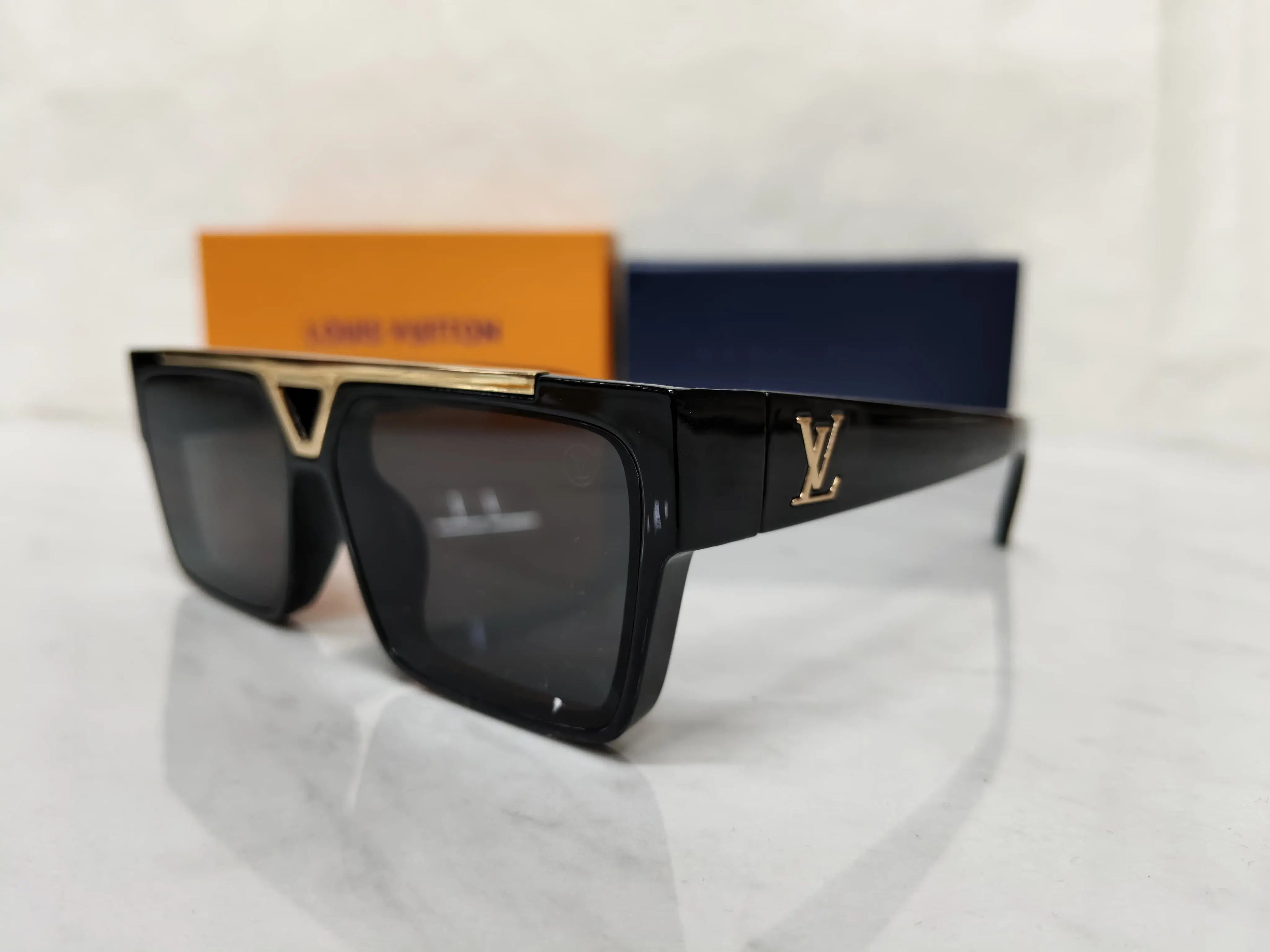 LOUIS VUITTON 1984 BLACK GOLD