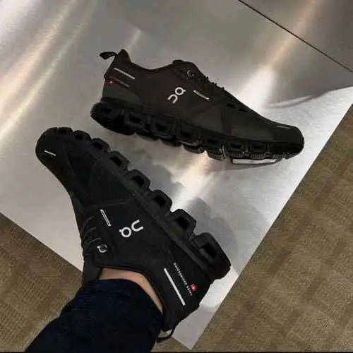 On Cloud 5 All Black Secondary image