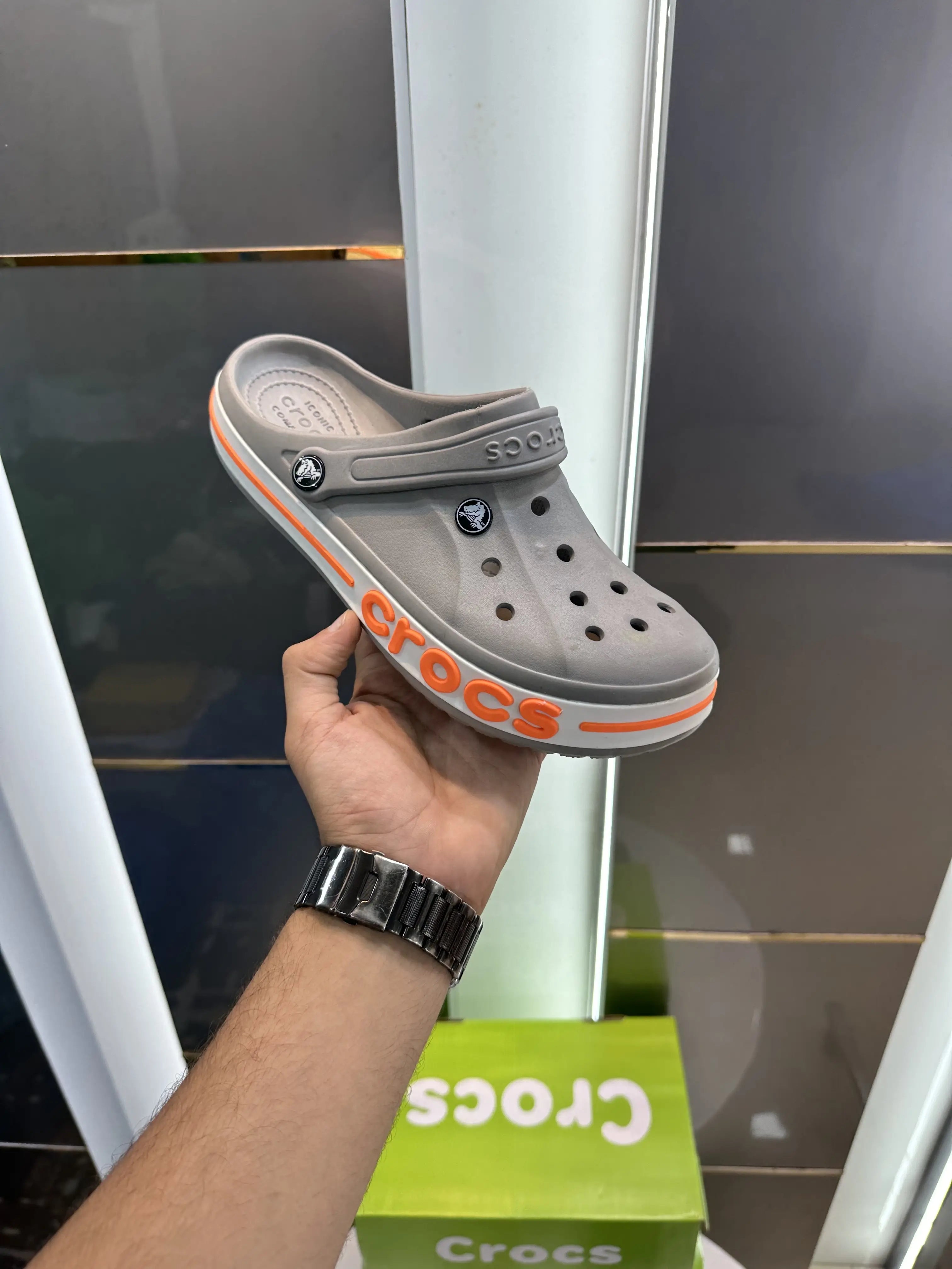 Crocs_Bayaband Clogs Grey Orange Secondary image