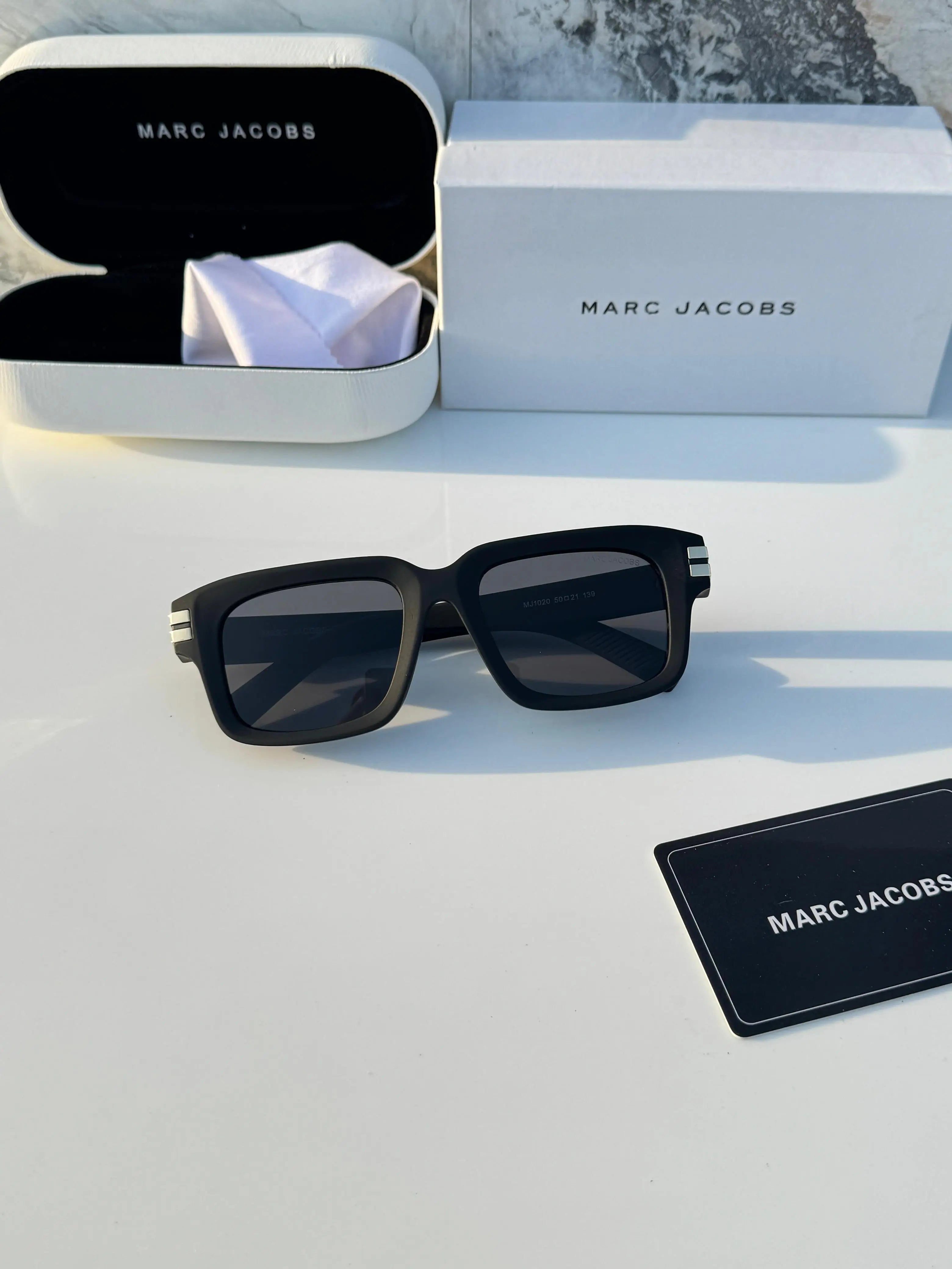 Marc_jacobs_1020_matt_black_gold