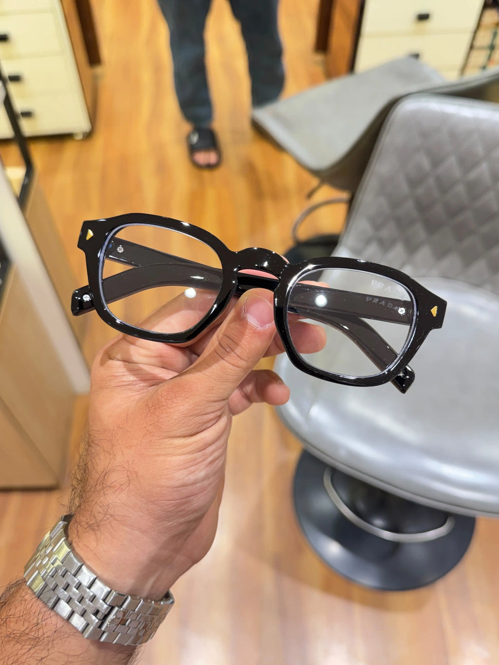 Prada_331_black_plano
