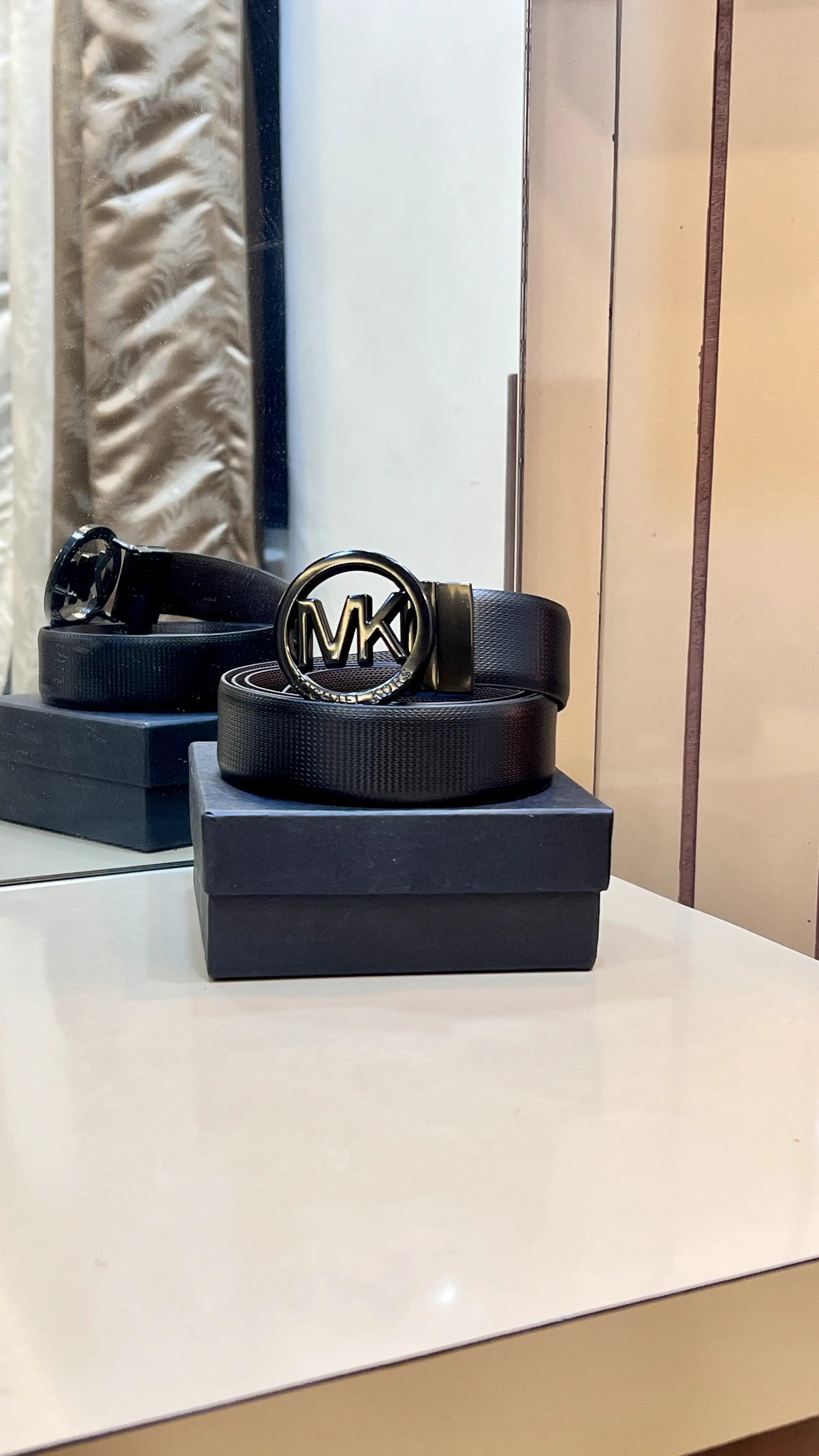 MK MICHEAL KORS PREMIUM QUALITY IMPORTED REVERSIBLE BELT WITH BOX Secondary image