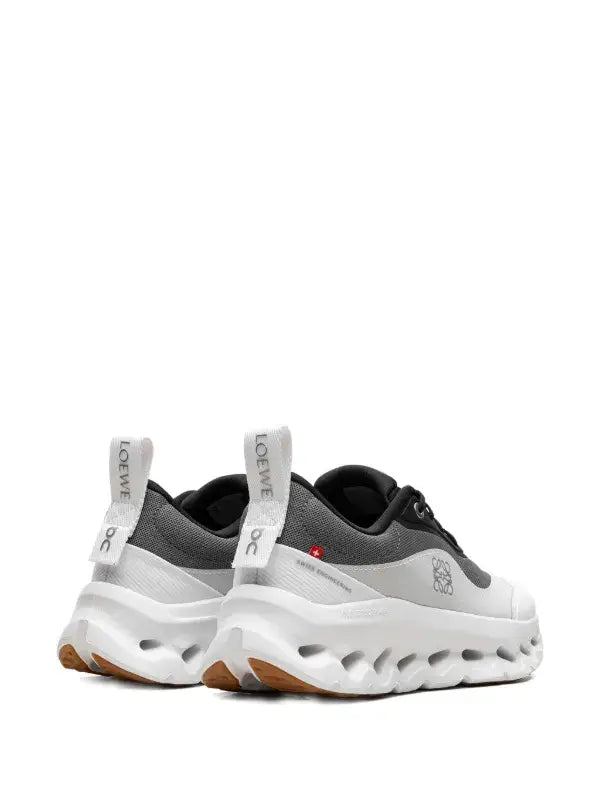 ON RUNNING CLOUDTILT WHITE/BLACK Secondary image