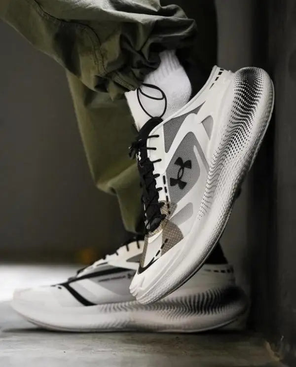 Unde r Armou r Echo Slipspeed white black Secondary image