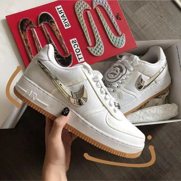 Nik e Air Force 1 Low X Travis Scott Sail With Accessories