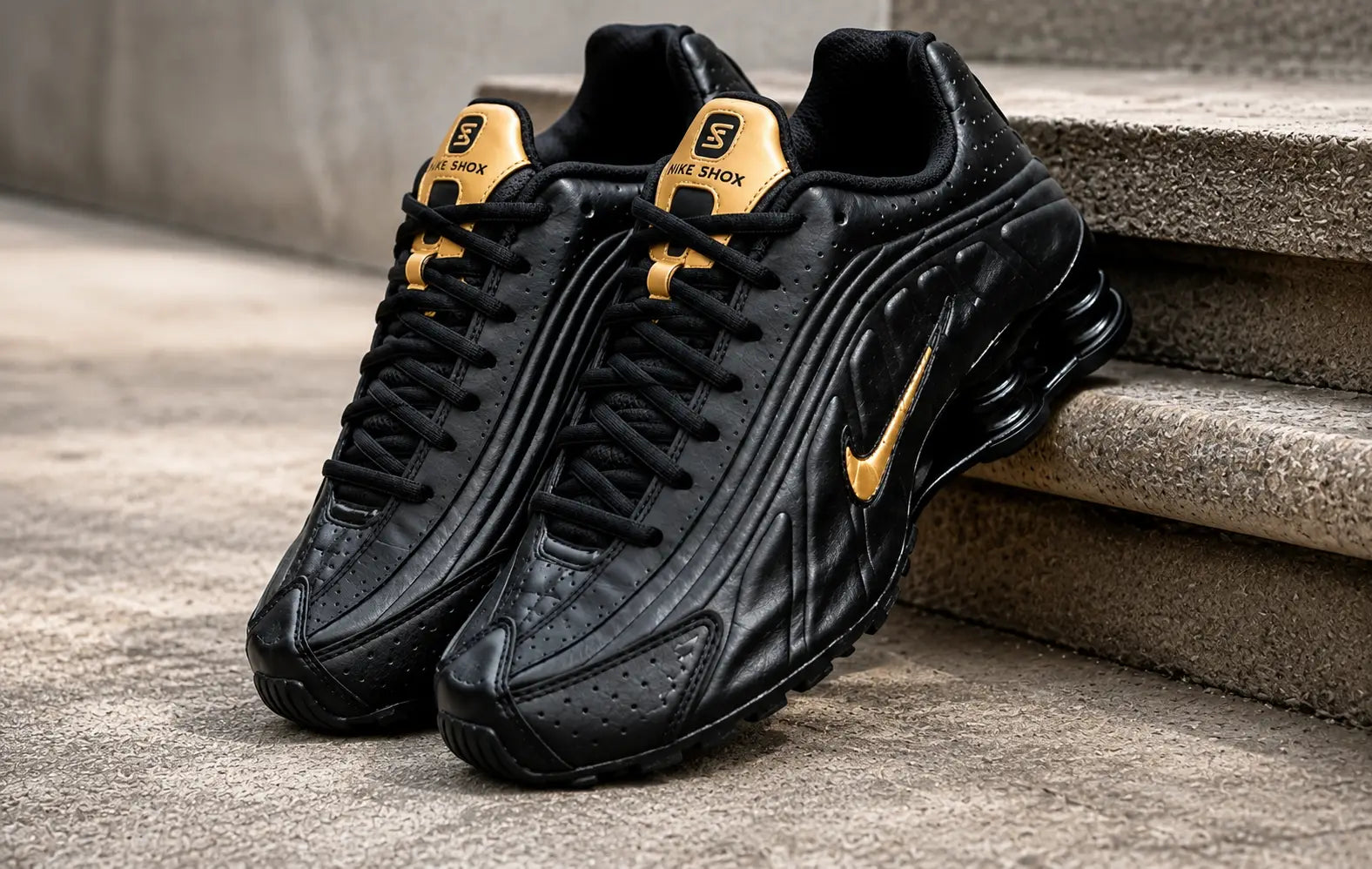 Nike_Shox R4 Black Metallic Gold Secondary image