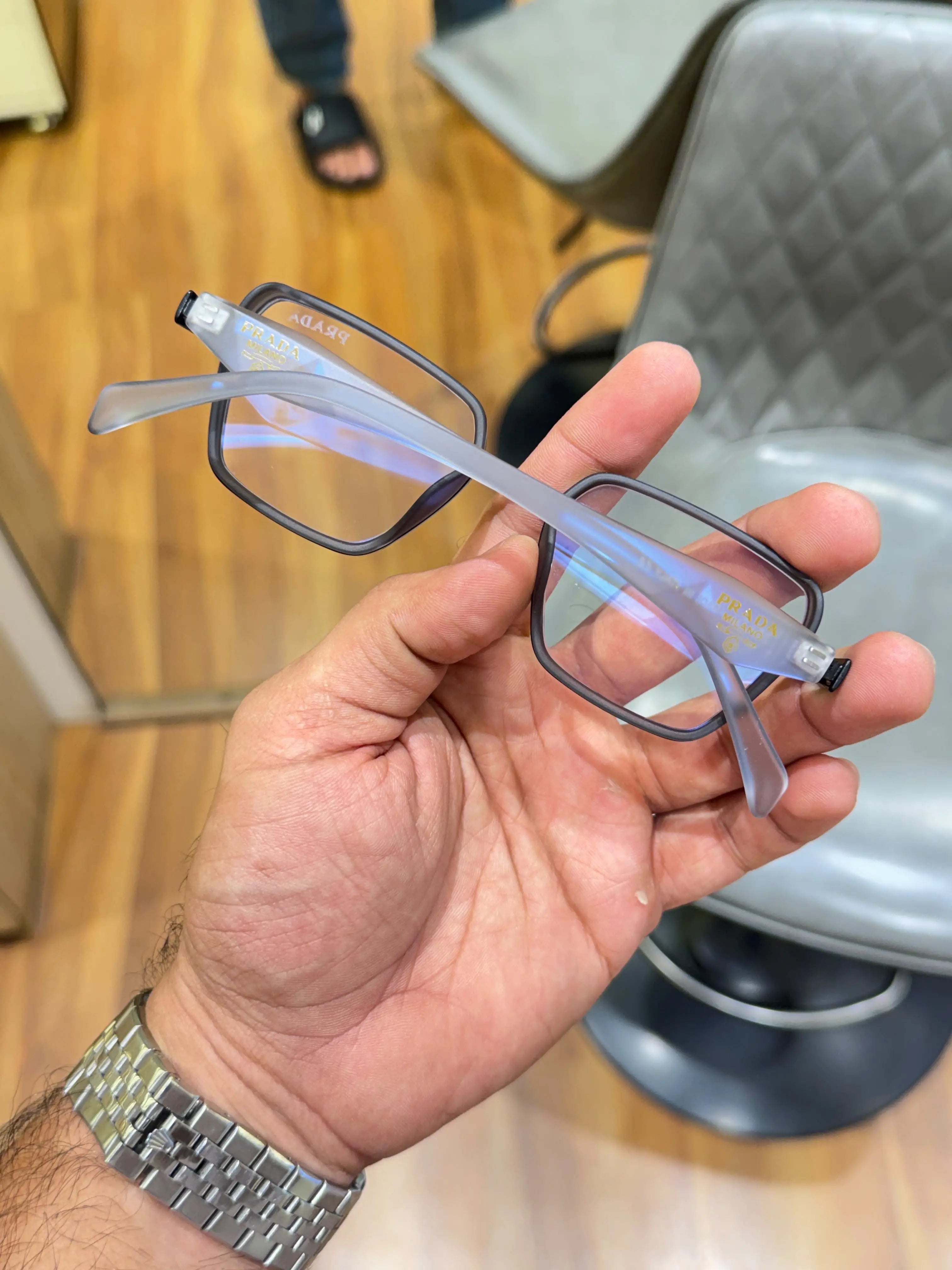 Prada_7381_grey_plano