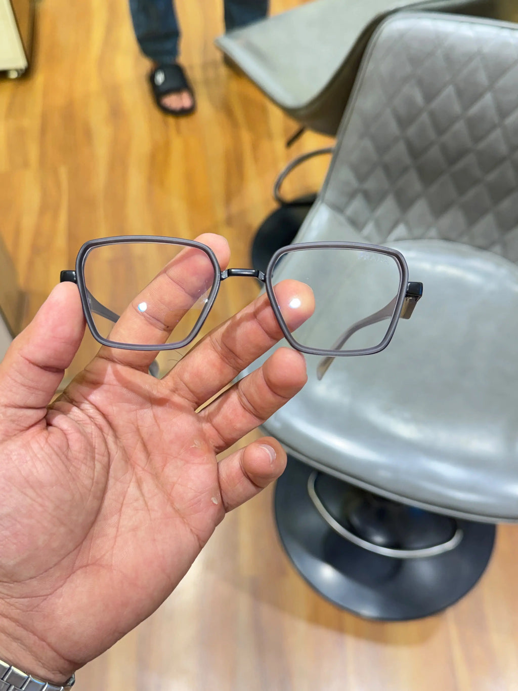 Prada_7381_grey_plano