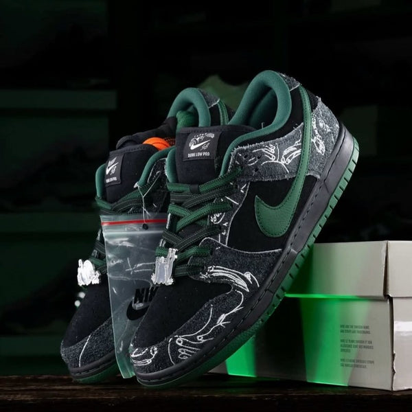 Nikee SB Dunk Low There Skateboard