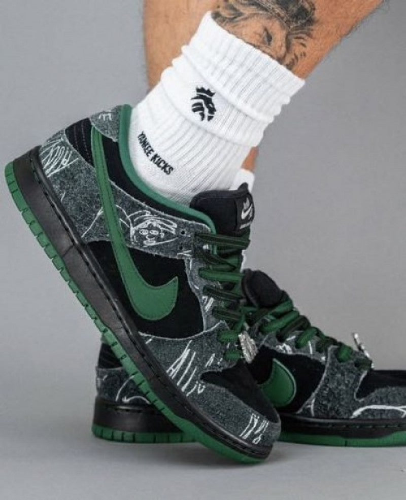 Nikee SB Dunk Low There Skateboard