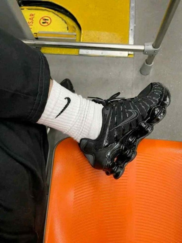 NIKEE AIRMAX SHOX TRIPLE BLACK