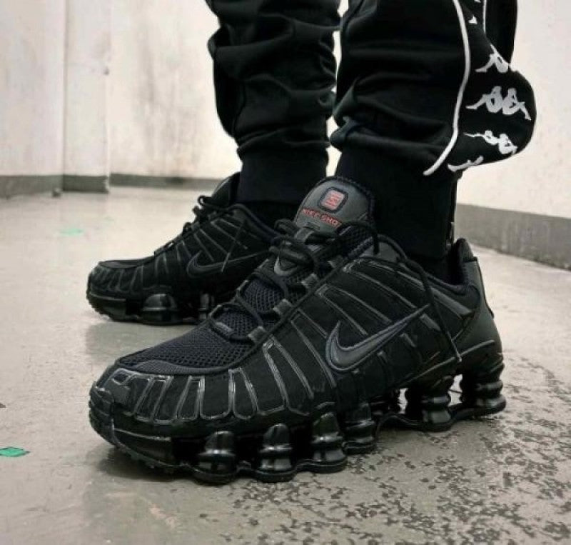 NIKEE AIRMAX SHOX TRIPLE BLACK