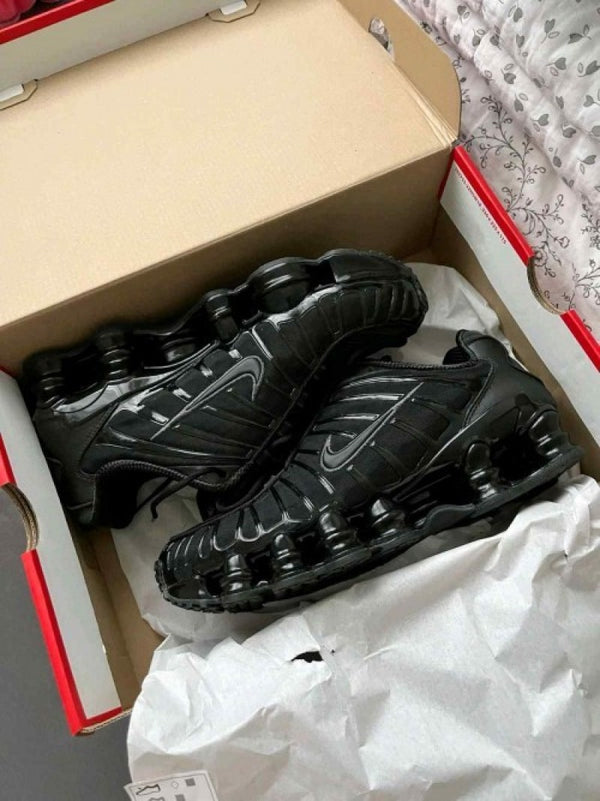 NIKEE AIRMAX SHOX TRIPLE BLACK