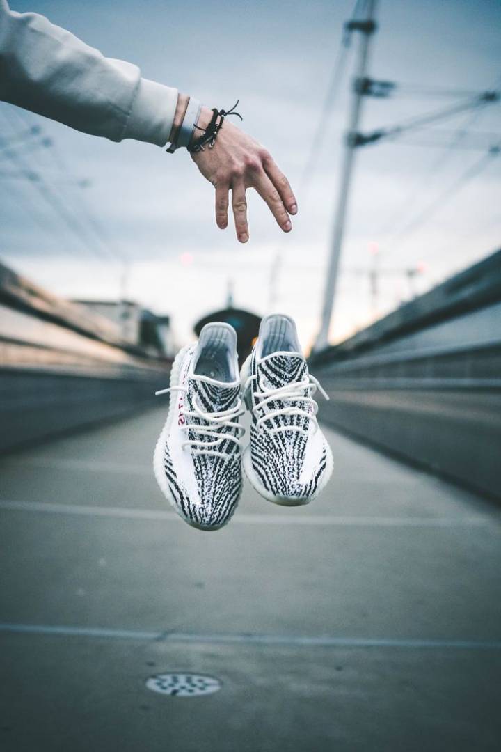 YEZZY 350 ZEBRA SEMI UA QUALITY WITH ALL ACCESSORIES