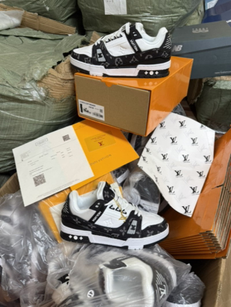 LOUIS VUITTON TRAINER LV WHITE BLACK