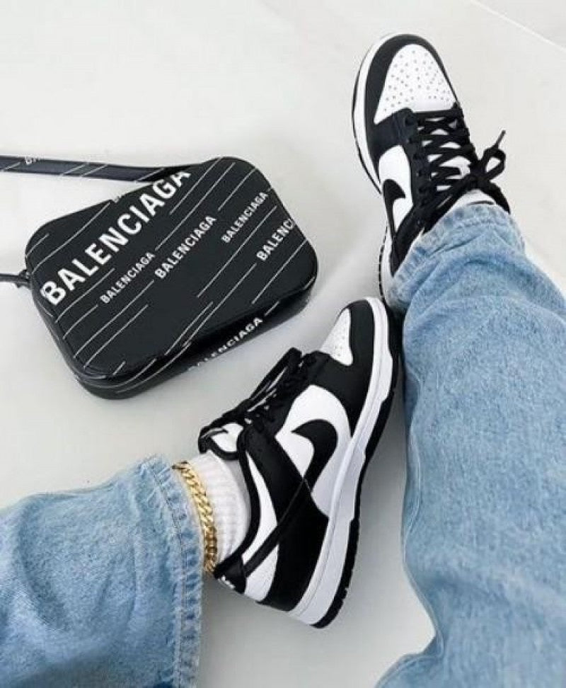 SB DUNK LOW PANDA WITH EXTRA LACES