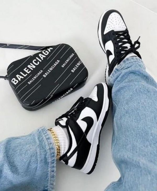 SB DUNK LOW PANDA WITH EXTRA LACES