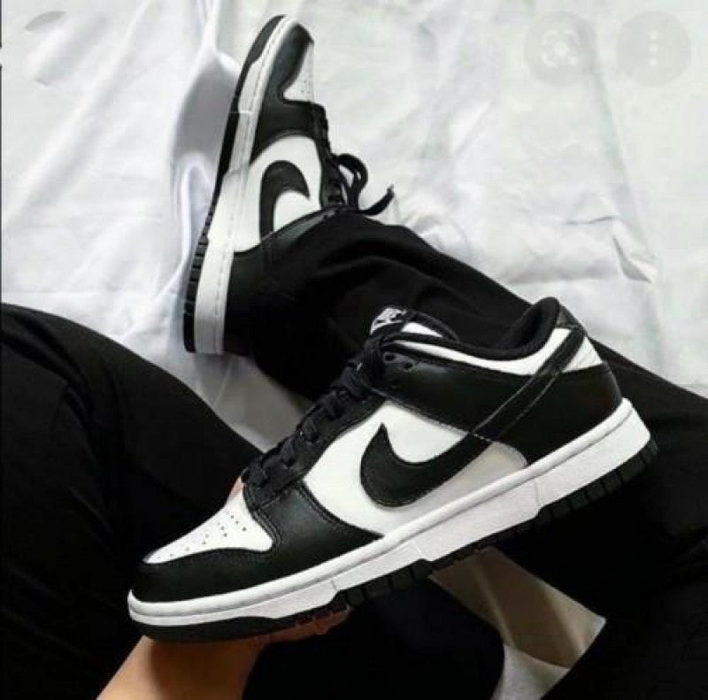 SB DUNK LOW PANDA WITH EXTRA LACES