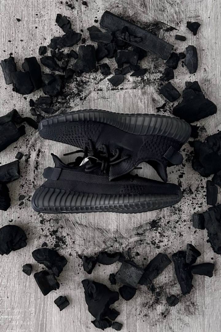 Yeezy Boost 350 V2 Onyx With All Accessories and Top Quality