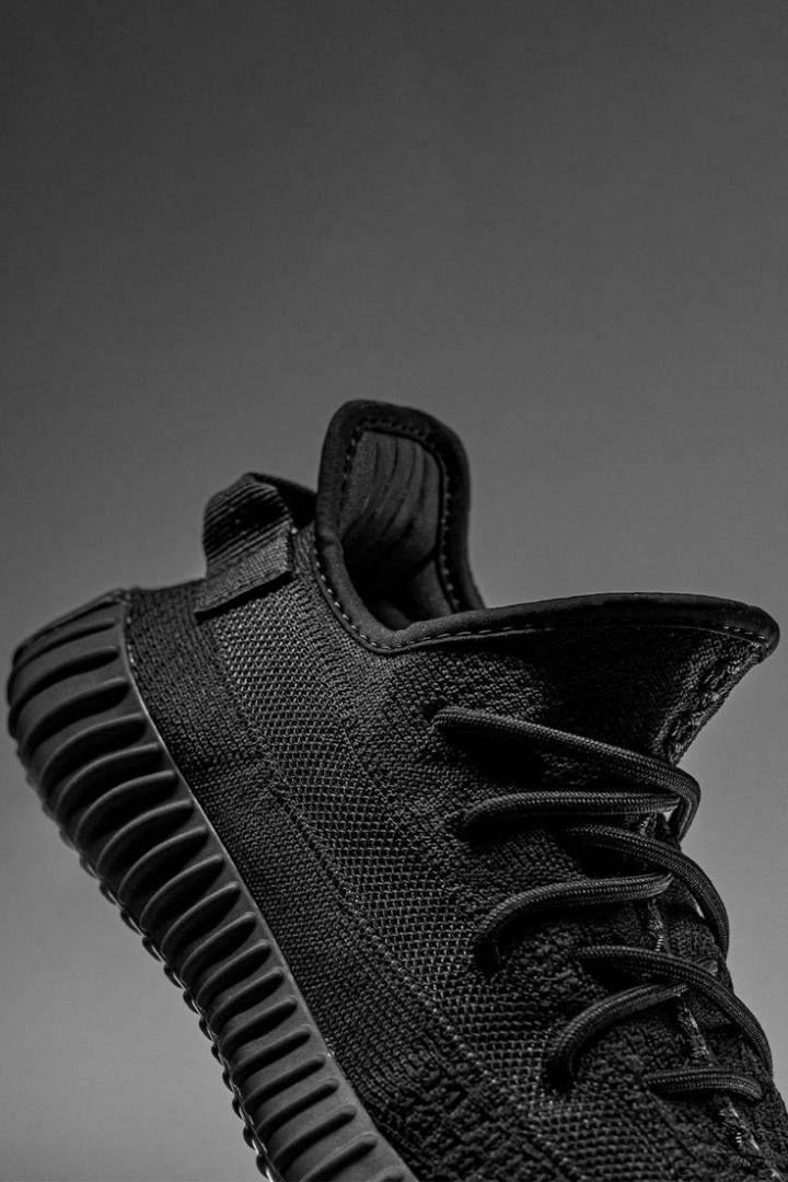Yeezy Boost 350 V2 Onyx With All Accessories and Top Quality
