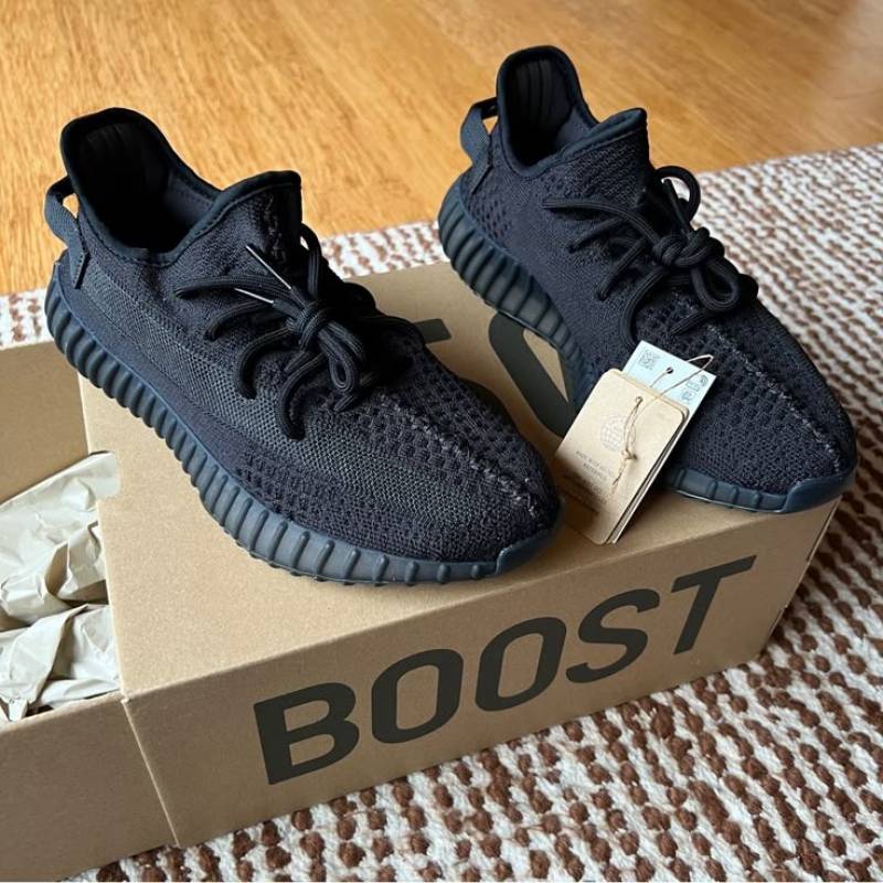 Yeezy Boost 350 V2 Onyx With All Accessories and Top Quality