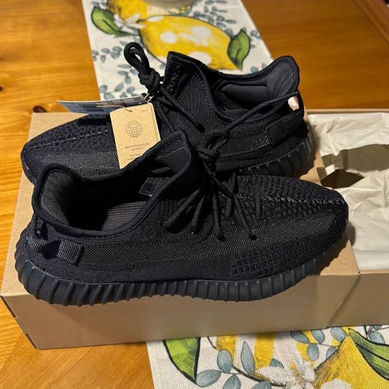 Yeezy Boost 350 V2 Onyx With All Accessories and Top Quality