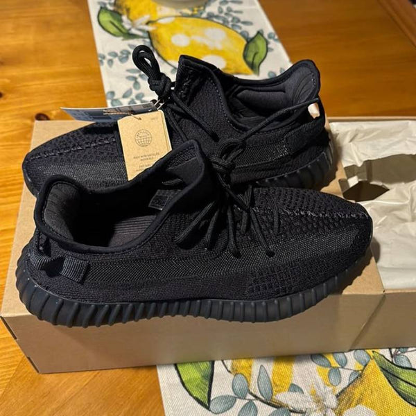 Yeezy Boost 350 V2 Onyx With All Accessories and Top Quality