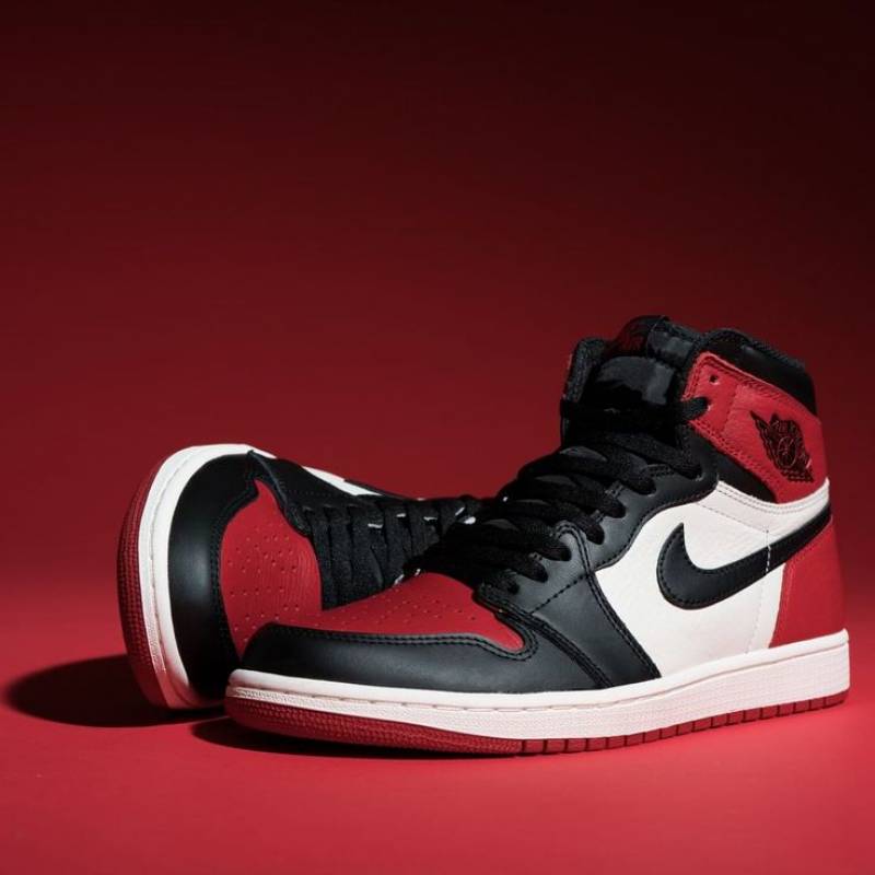 Air Jordan 1 Retro High OG Bred Toe Red