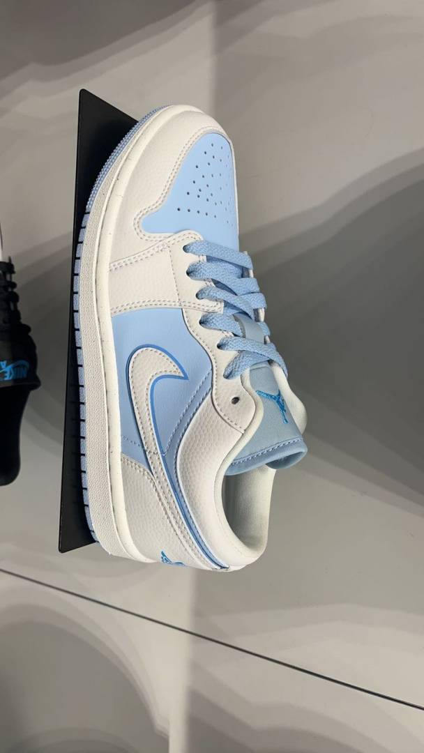 Nik e Air Jordan 1 Low SE Reverse Ice Blue