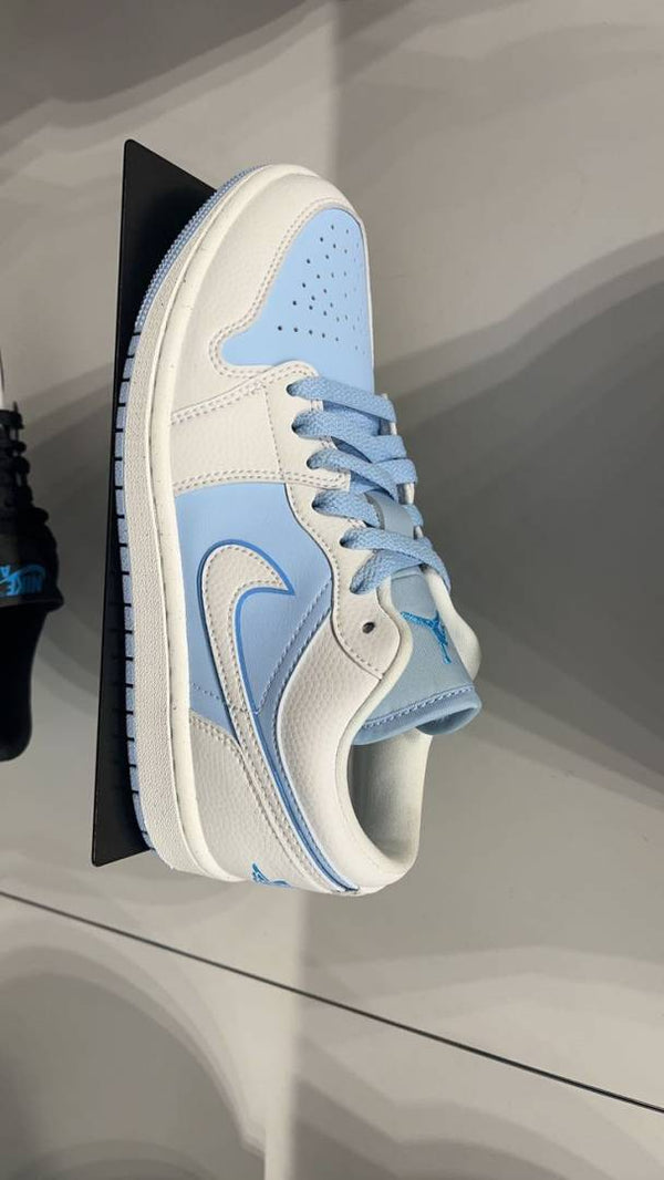 Nik e Air Jordan 1 Low SE Reverse Ice Blue