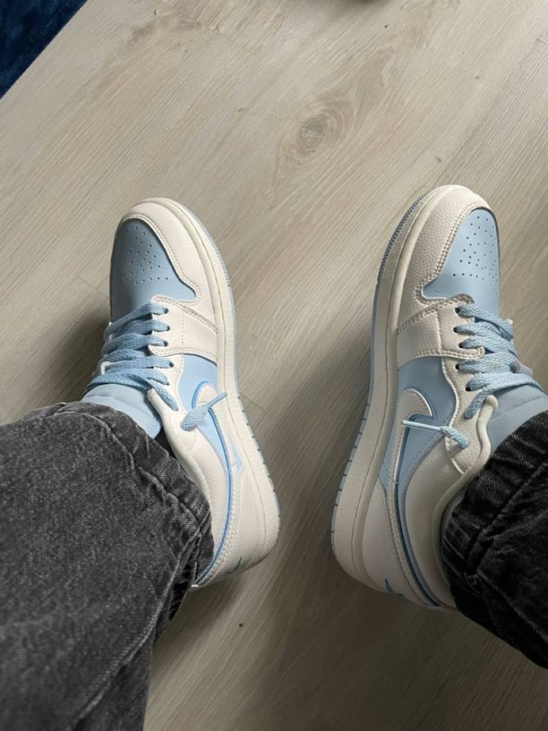 Nik e Air Jordan 1 Low SE Reverse Ice Blue