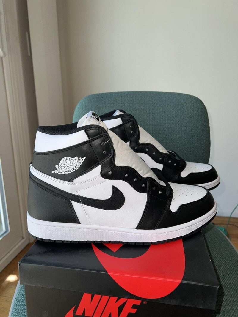 AIR JORDAN RETRO 1 HIGH PANDA SEMI UA