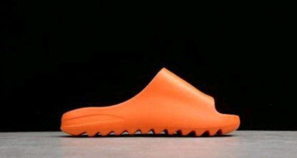 YEEZY SLIDE WITH OG BUTTER PAPER AND BOX